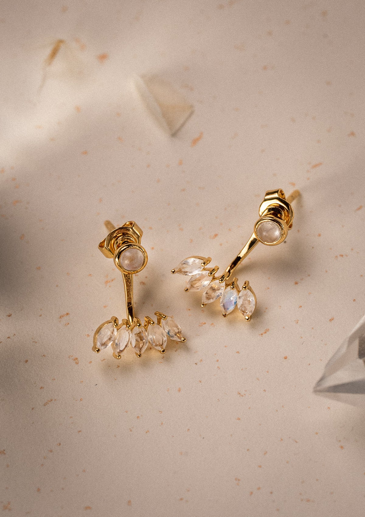 Clous d’oreilles avec suspension amovible ornée de pierres marquises
Finition : Or recyclé 18 carats, 1 micron (base laiton)

Pierre : Pierre de Lune arc-en-ciel
Origine éthique, certifiée conforme aux standards du label BSCI.