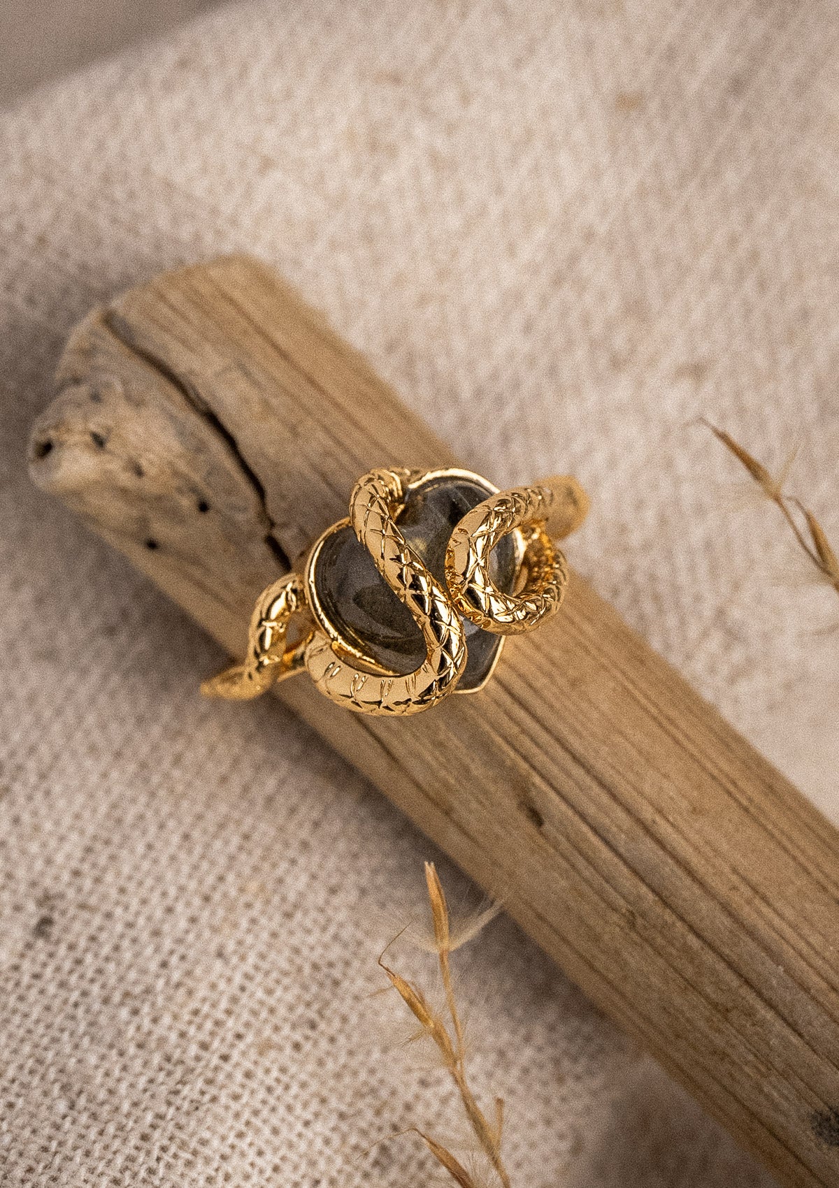 Bague ajustable avec pierre cœur en Labradorite
Finition : Or recyclé 18 carats, 3 microns (base laiton)
Motif : serpent en relief entrelacé
Pierre issue de sources éthiques, certifiée conforme aux standards du label BSCI.