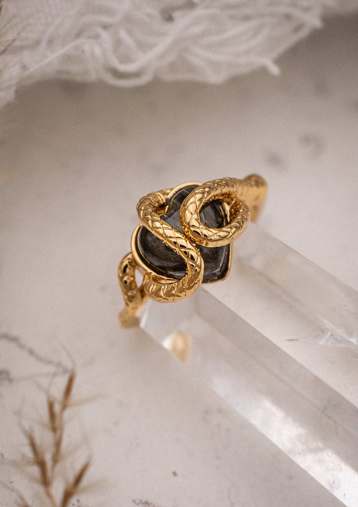 Bague ajustable avec pierre cœur en Labradorite
Finition : Or recyclé 18 carats, 3 microns (base laiton)
Motif : serpent en relief entrelacé
Pierre issue de sources éthiques, certifiée conforme aux standards du label BSCI.