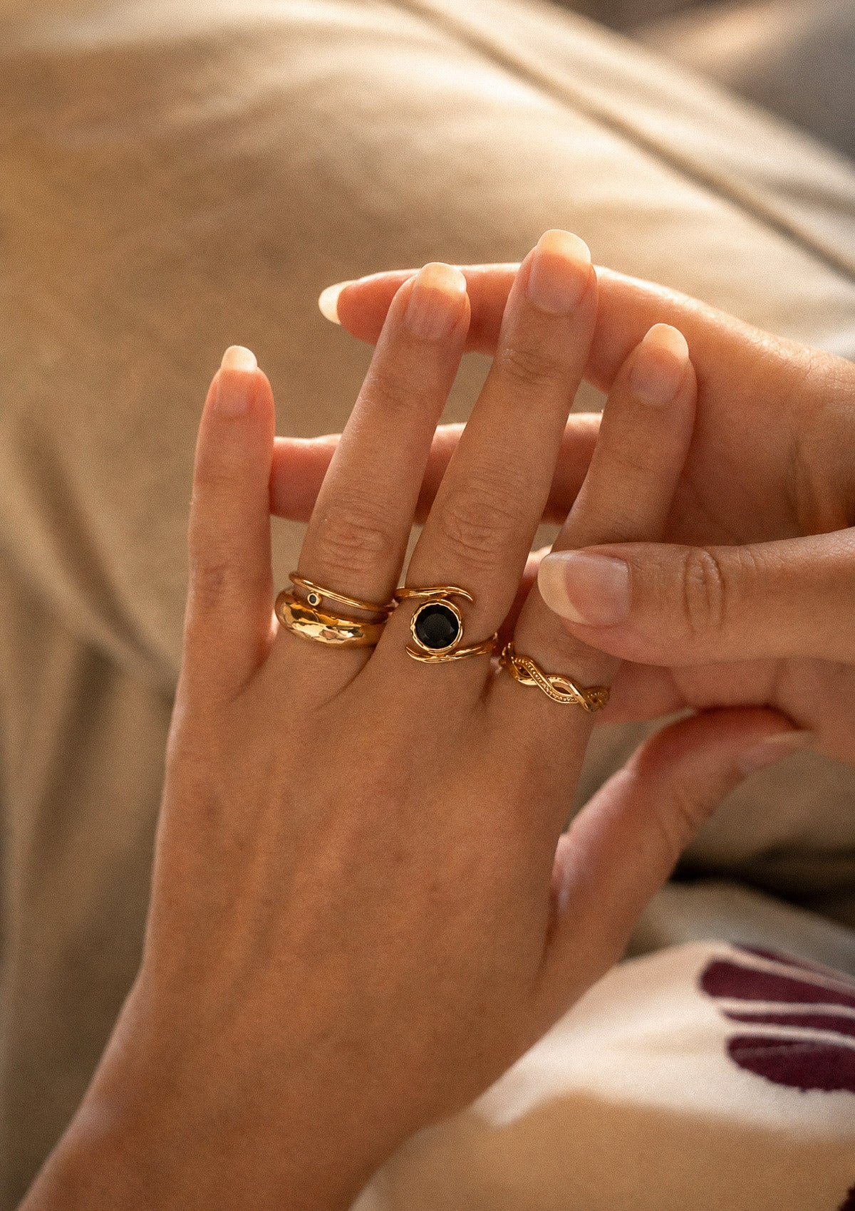 Bague Double Quartz Fumé Ancrage Brut portée à la main en accumulation avec la bague torsadée Lien Sauvage et la bague Force Intérieure Namaka