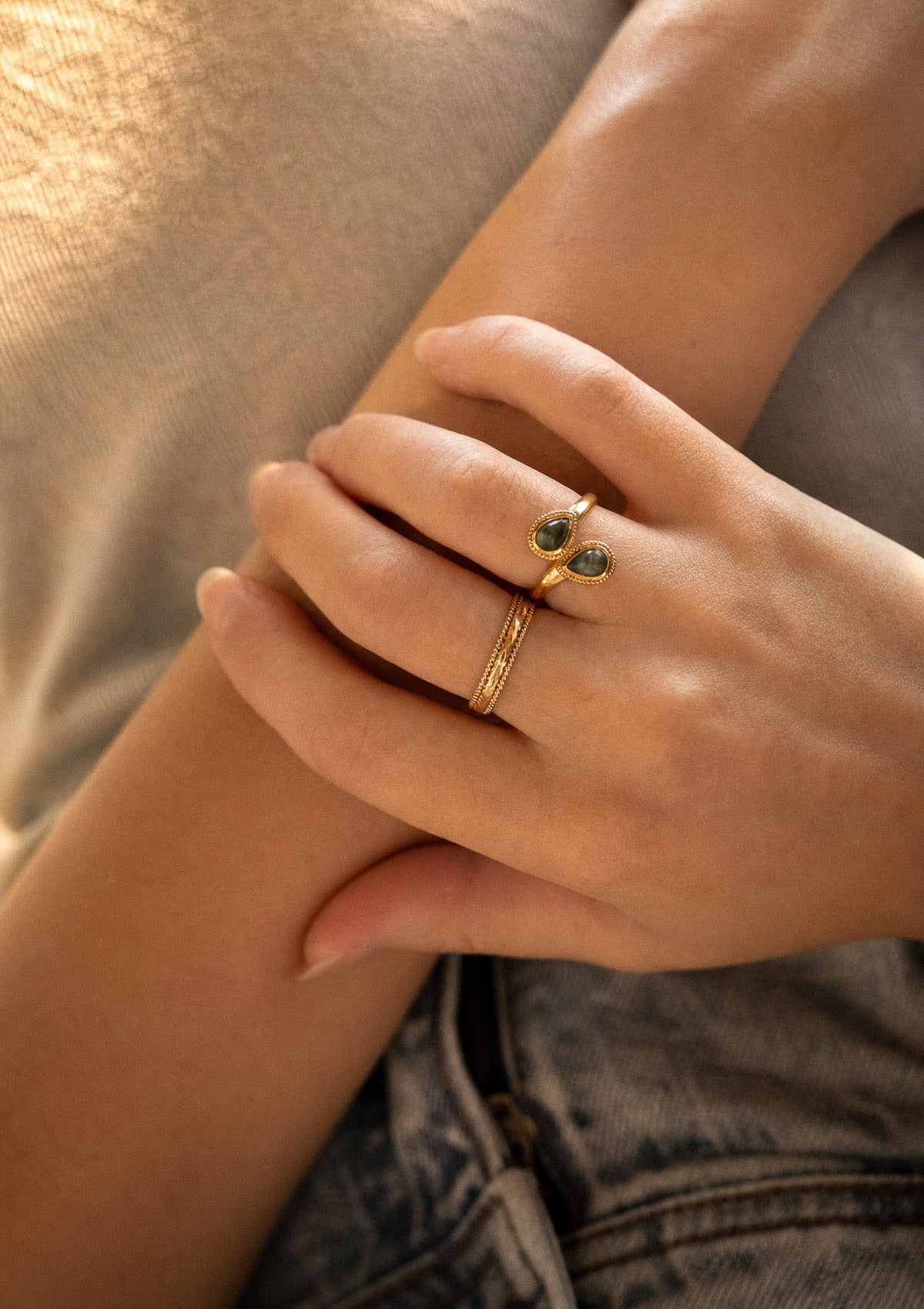 Bague Séraphinite Gouttes Sauvages portée à la main en accumulation avec la bague Quartz Fumé Force Intérieure, bijou bohème en or recyclé Namaka