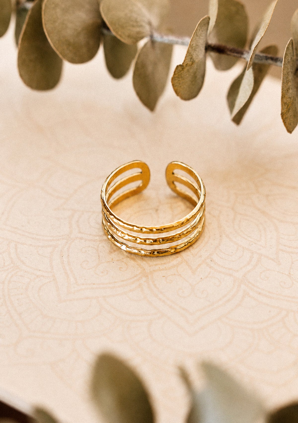 Bague triple anneau en acier inoxydable doré au motif martelé, trois lignes ondulantes ajustables au design organique signé Namaka