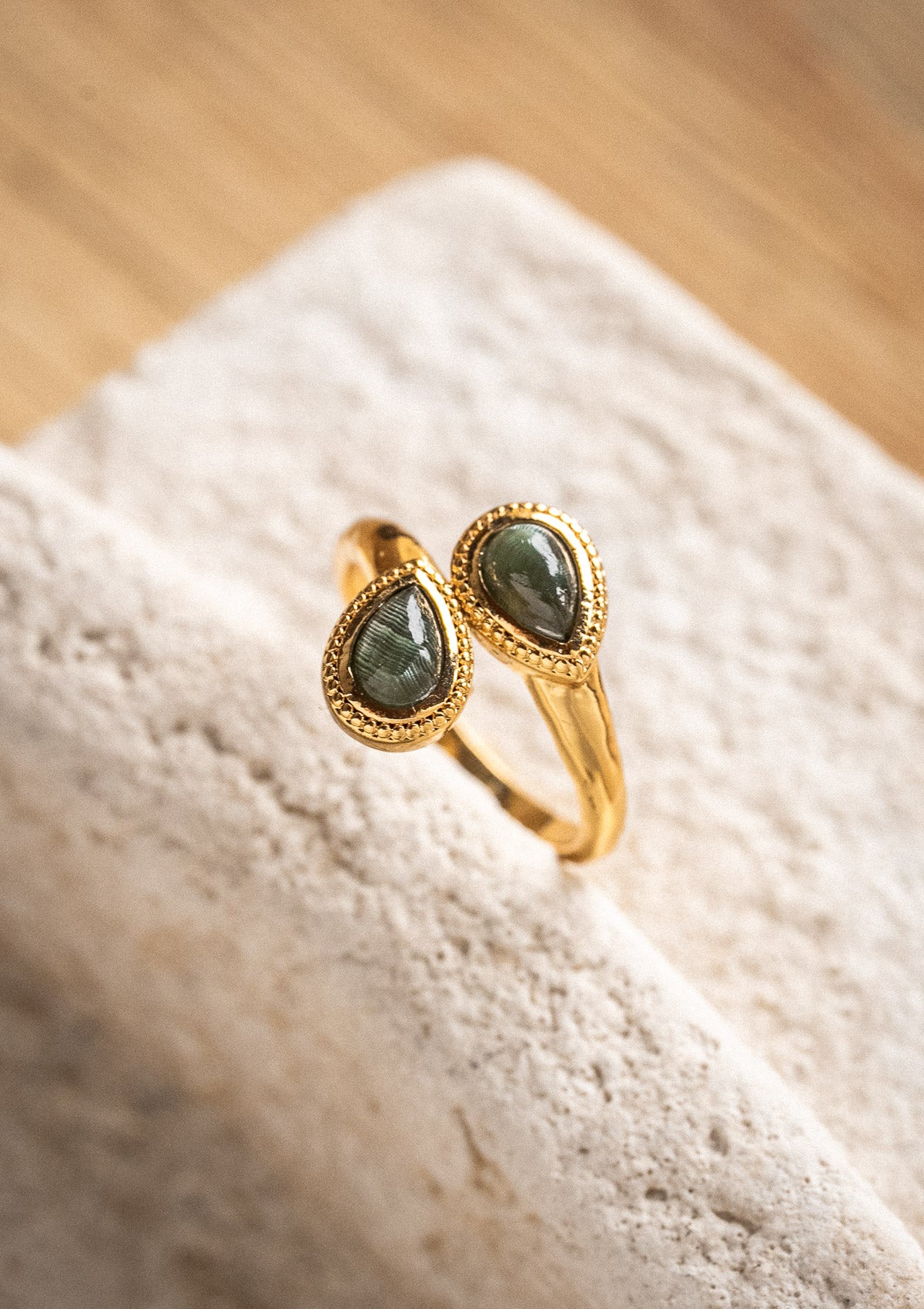 Détail de la bague Gouttes Sauvages en or recyclé 18 carats au double cabochon goutte de Séraphinite naturelle, bijou bohème signé Namaka