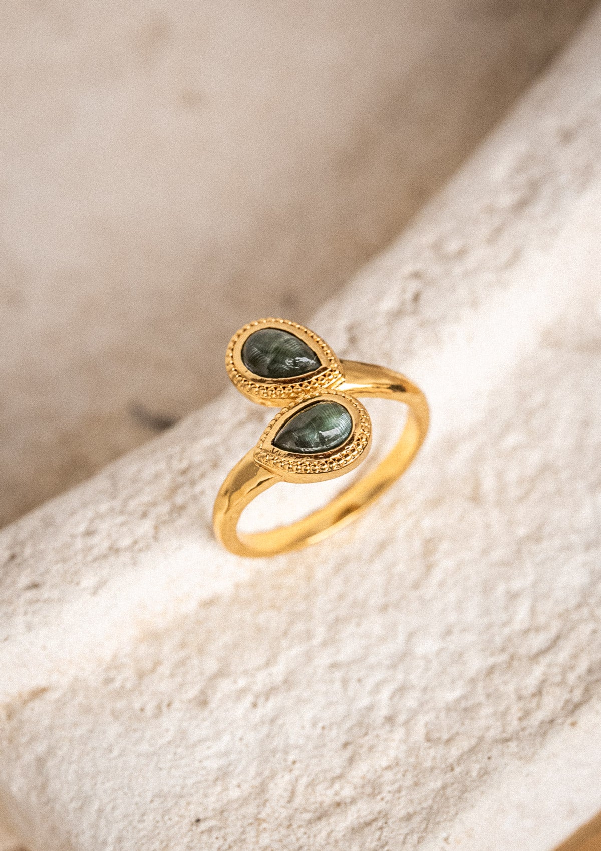 Bague en or recyclé 18 carats avec double goutte de Séraphinite naturelle verte, anneau ajustable au design contrasté signé Namaka