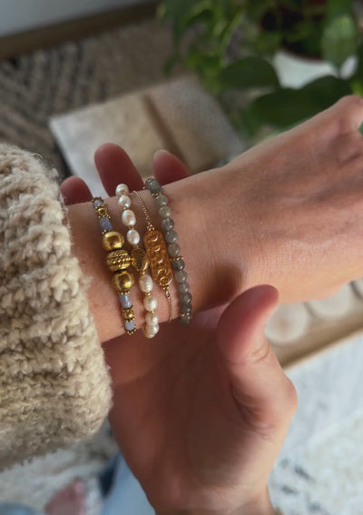 Bracelet ajustable en acier inoxydable doré
Pierres : Calcédoine bleue d'Inde

Assemblé en France