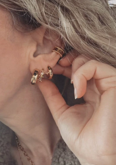 Créoles épaisses connectées par une mini chaîne à billes
Finition : Or recyclé 18 carats, 1 micron (base laiton)
Diamètre créoles : 20 mm – Largeur : 6 mm
Attache cliquet confortable
Fabrication certifiée conforme aux standards du label BSCI.