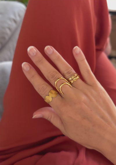 Vidéo de la bague spirale dorée portée en accumulation avec autres bagues Namaka, inspiration bohème et organique