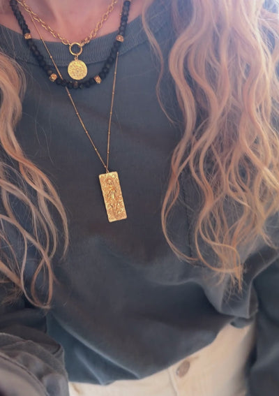 Collier avec grand pendentif rectangulaire (40 mm)
Finition : Or recyclé 18 carats, 1 micron (base laiton)
Chaîne à billes – Longueur : 50 cm + 2,5 + 2,5 cm
Motif sculpté en relief, gravé au dos : Magnétique
Origine éthique, certifiée conforme aux standards du label BSCI.