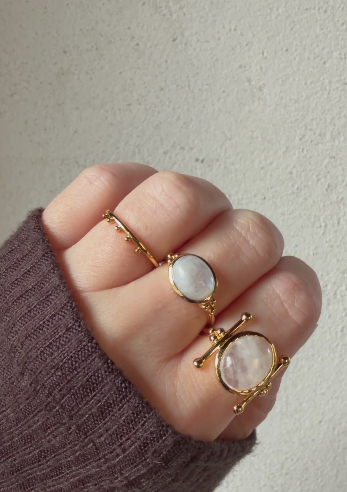 Bague ouverte avec triple bille et pierre ovale
Finition : Or recyclé 18 carats, 3 microns (base laiton)
Pierre : Pierre de Lune Arc-en-Ciel (cabochon 10 mm)
Taille : ajustable grâce à l’ouverture à l’arrière
Pierre issue de sources éthiques, certifiée conforme aux standards du label BSCI.