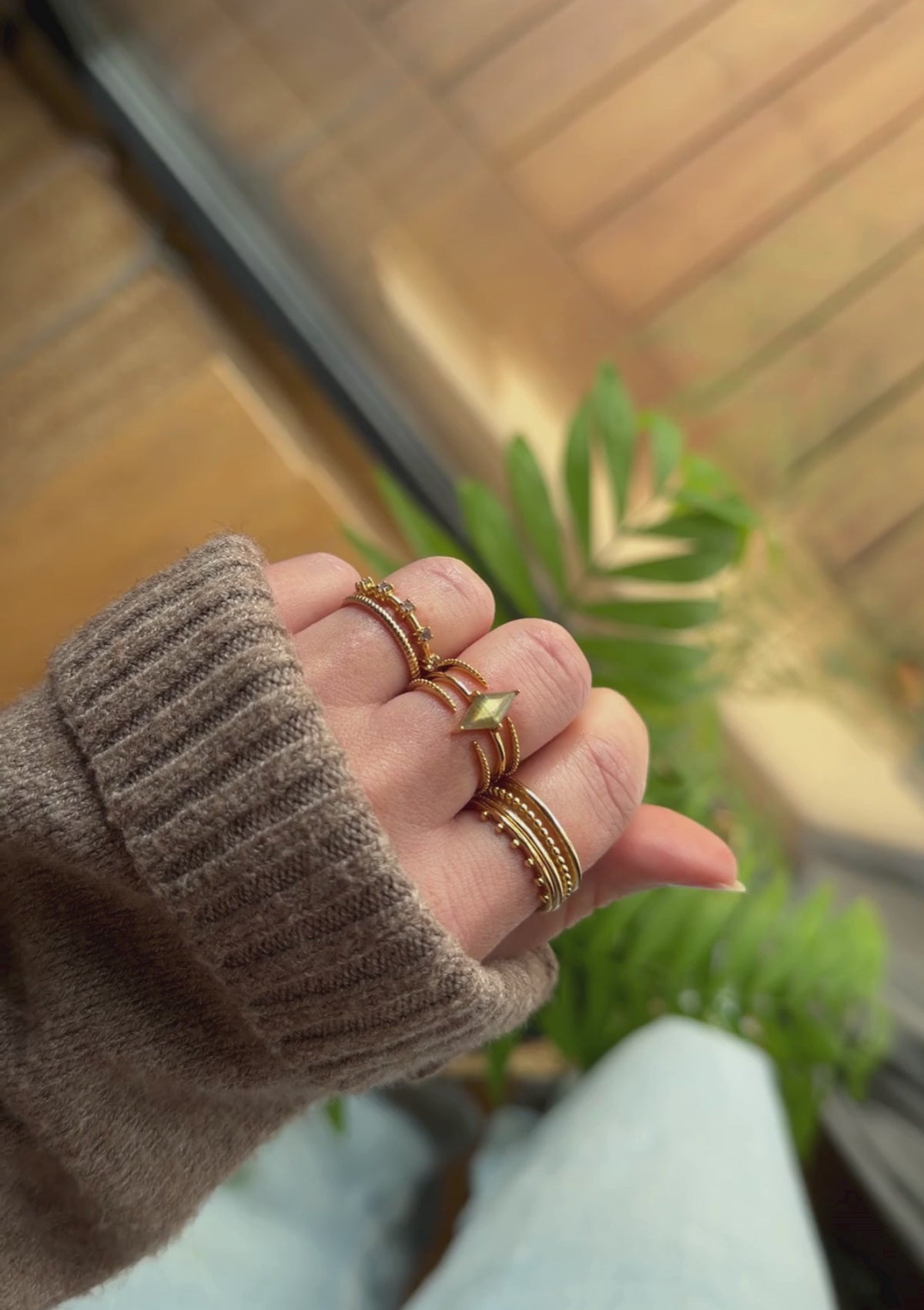 Bague ouverte triple rangs avec pierre facettée taille losange
Finition : Or recyclé 18 carats, 3 microns (base laiton)
Anneau texturé et ajustable

Pierre de Labradorite
Pierre issue de sources éthiques, certifiée conforme aux standards du label BSCI.