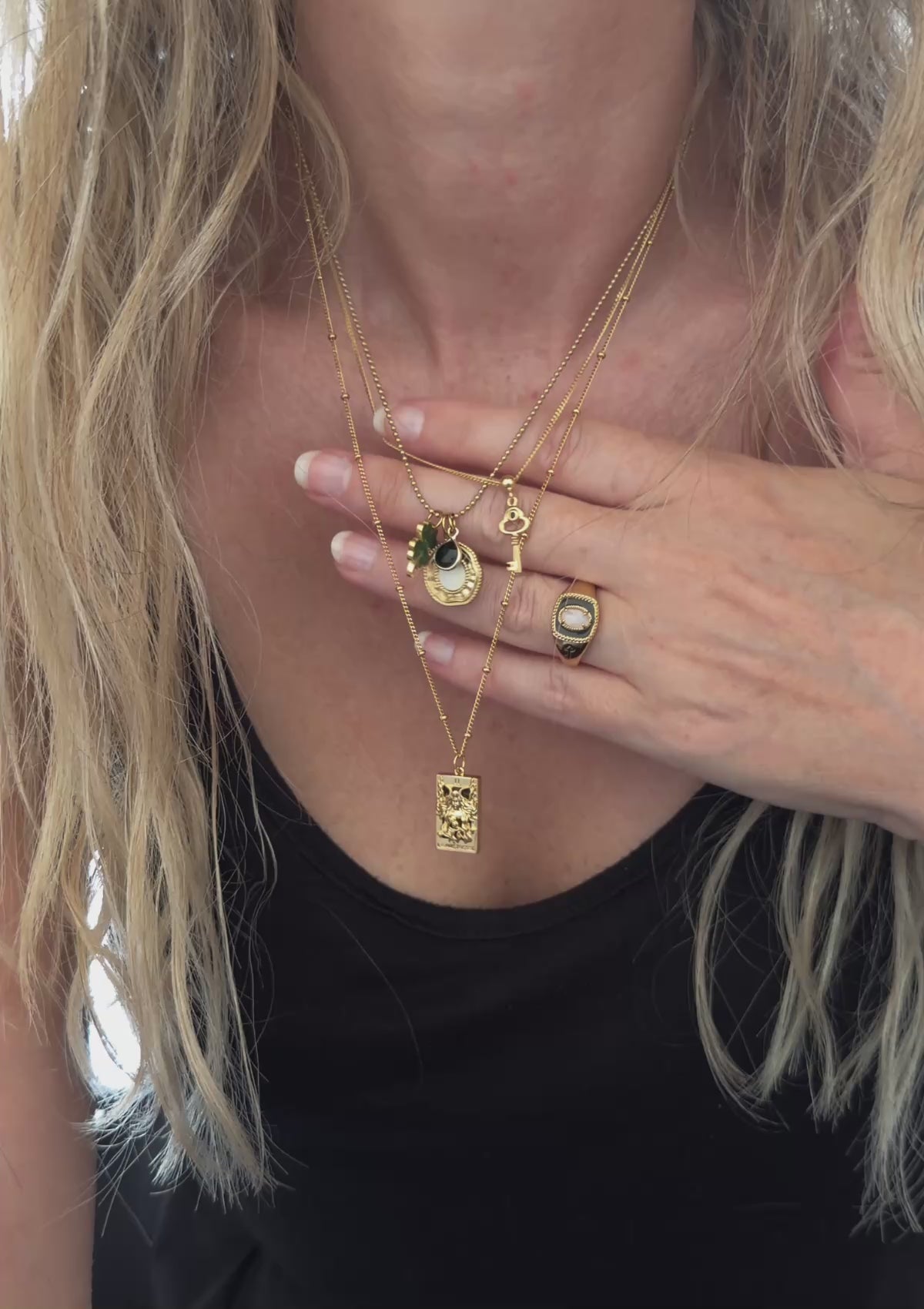 Vidéo présentation collier or recyclé 18 carats et Onyx Noir Namaka Dark Academia, pierre d'ancrage et protection