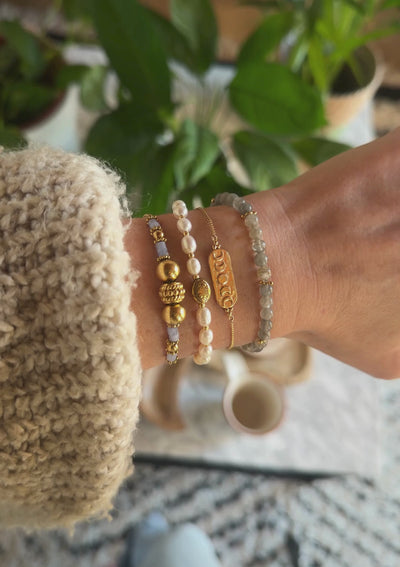 Bracelet en acier inoxydable doré
Pierres : Perles d’eau douce ovales naturelles
Ornement central : perle ovale gravée fleurie
Assemblé en France