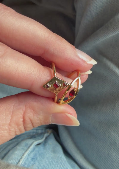 Bague Forme œil, avec Grenat taille marquise
Finition : Or recyclé 18 carats, 3 microns (base laiton)
Bague ouverte, réglable
Pierre issue de sources éthiques, certifiée conforme aux standards du label BSCI.