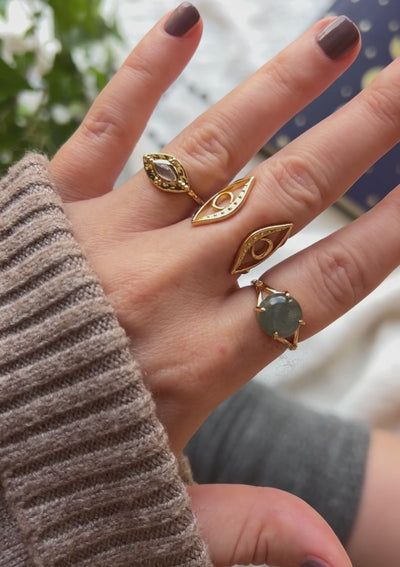 Bague sertie d’un cabochon rond en Labradorite (10 mm)