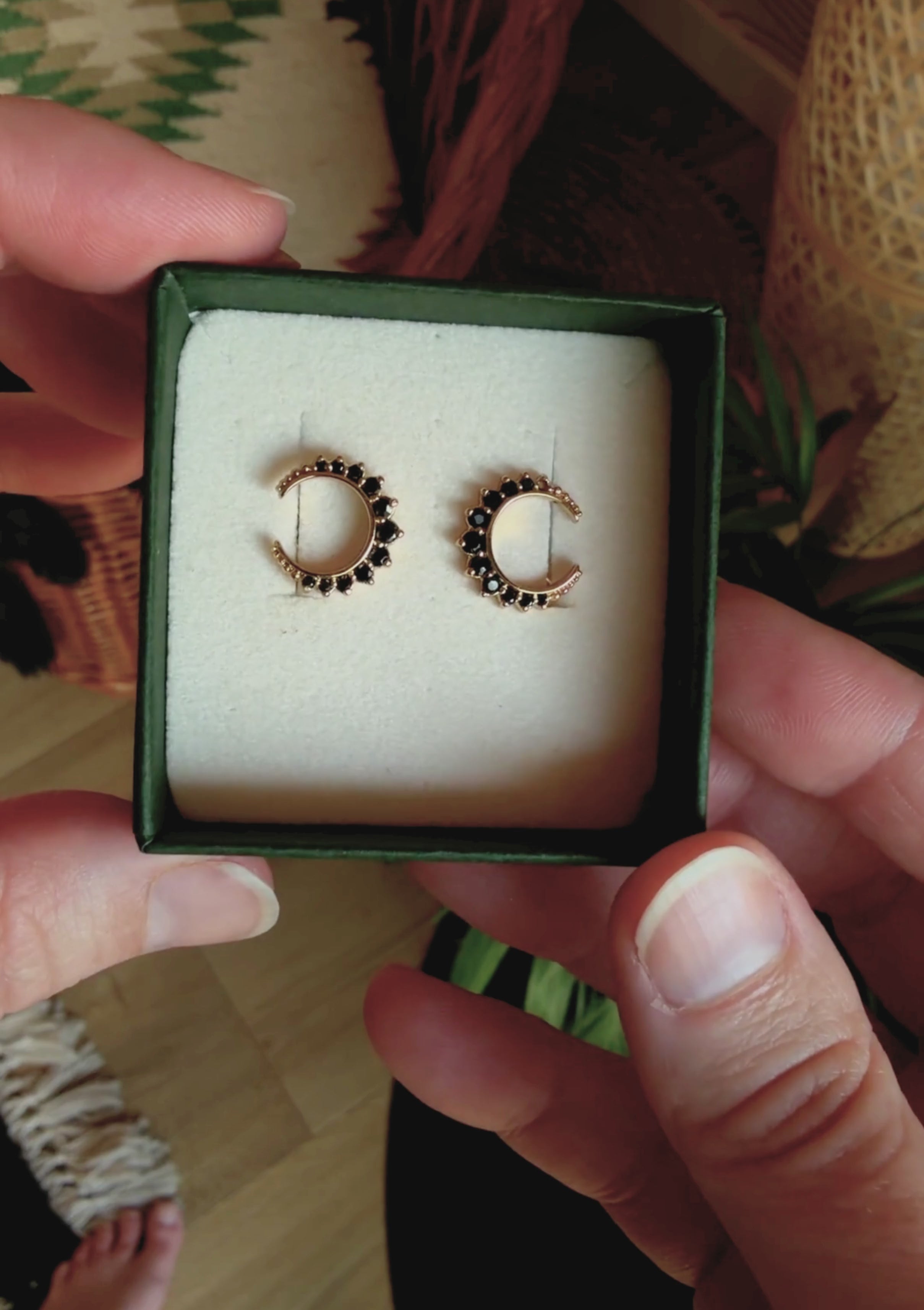Packshot boucles d'oreilles Onyx Noir Lune – bijou éthique Namaka