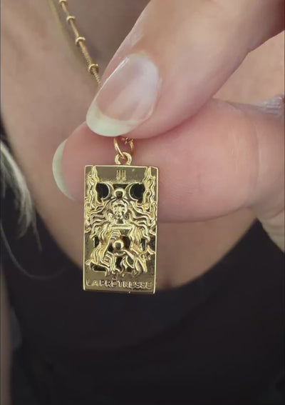Vidéo rotation collier pendentif tarot La Prêtresse or recyclé 18 carats plaque Onyx Noir gravée figure féminine chiffre II