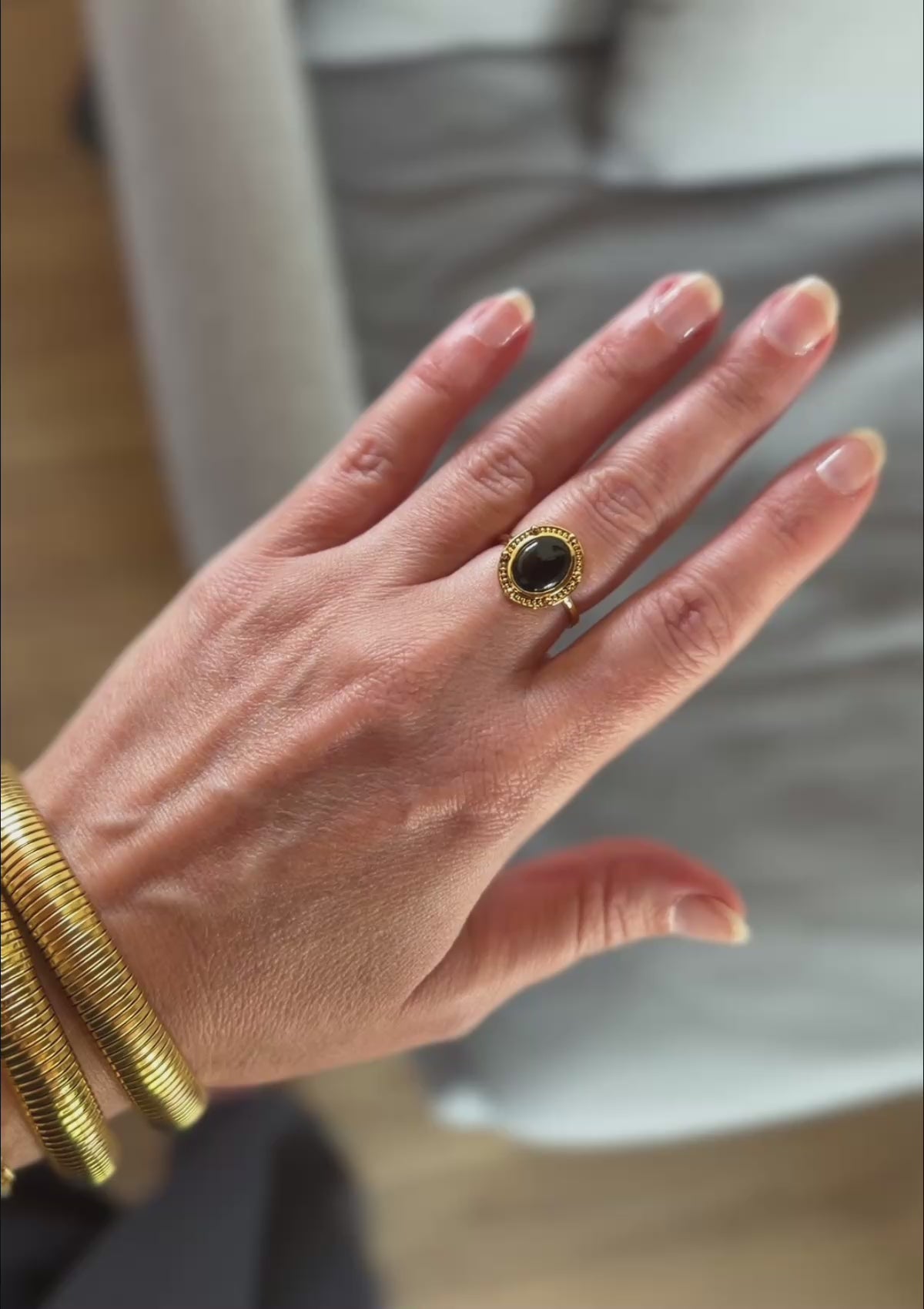 Vidéo packshot bague or recyclé 18 carats sertie cabochon ovale Onyx Noir contour perlé Le Serment