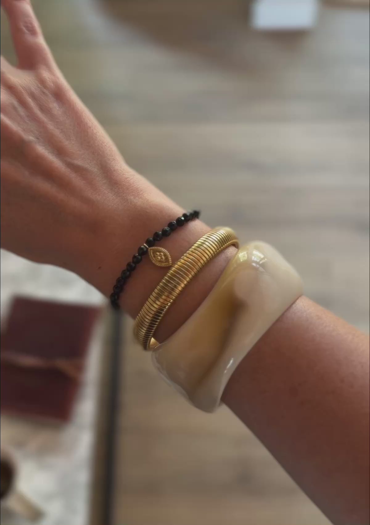 Vidéo bracelet jonc souple acier inoxydable doré strié spirale La Ligne Dorée porté au poignet