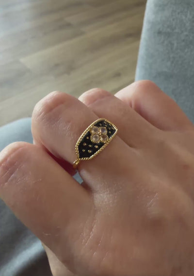 Vidéo packshot bague or recyclé 18 carats plateau émail noir constellé quatre Pierres de Lune motif floral Je sais déjà