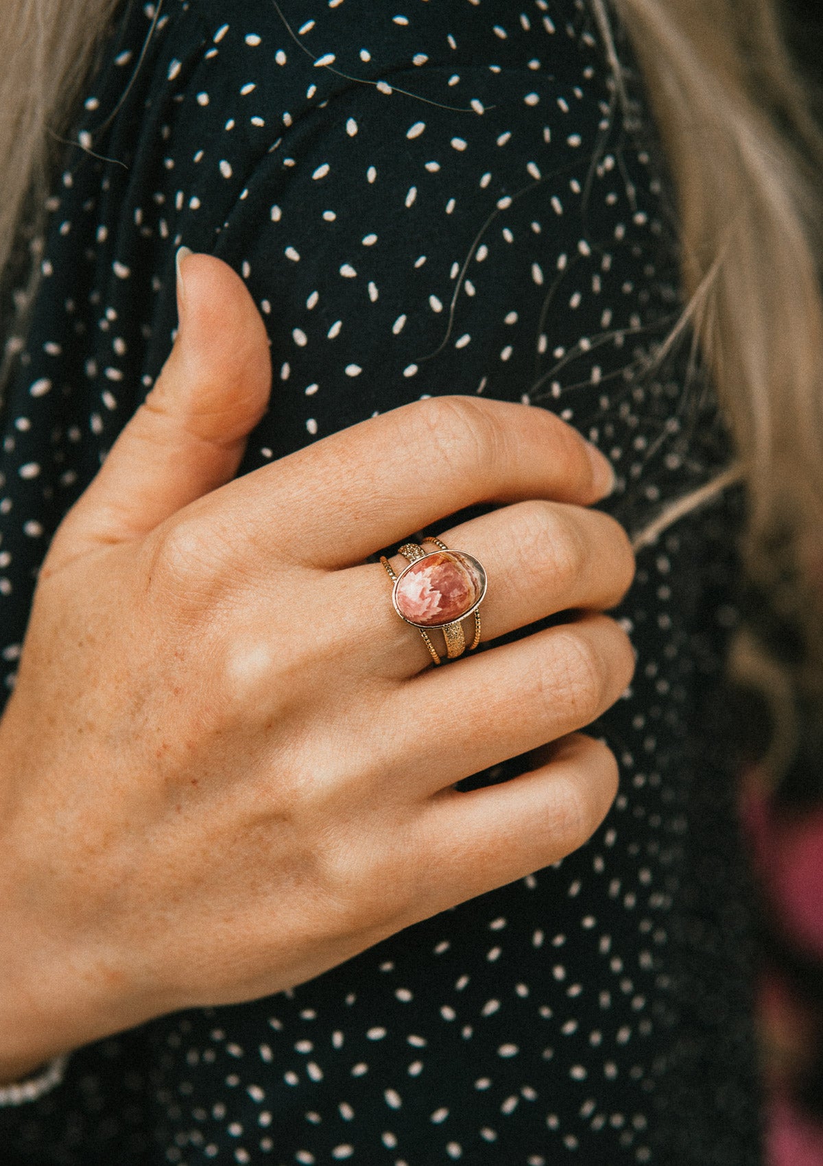 Bague Rhodochrosite dorée à l'or fin - Enfant Intérieur